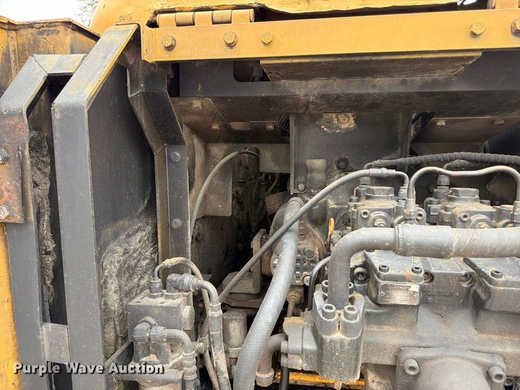 image for item FK3476 2000 John Deere 200LC excavator