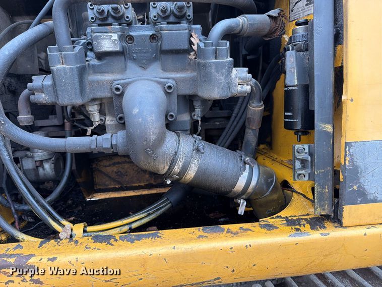 image for item FK3476 2000 John Deere 200LC excavator