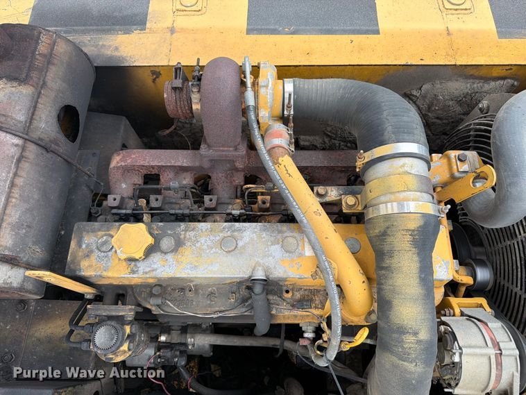 image for item FK3476 2000 John Deere 200LC excavator