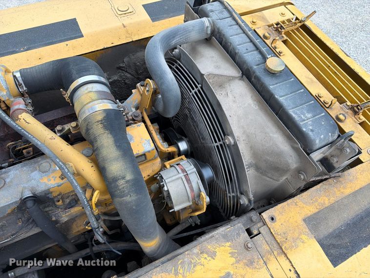 image for item FK3476 2000 John Deere 200LC excavator