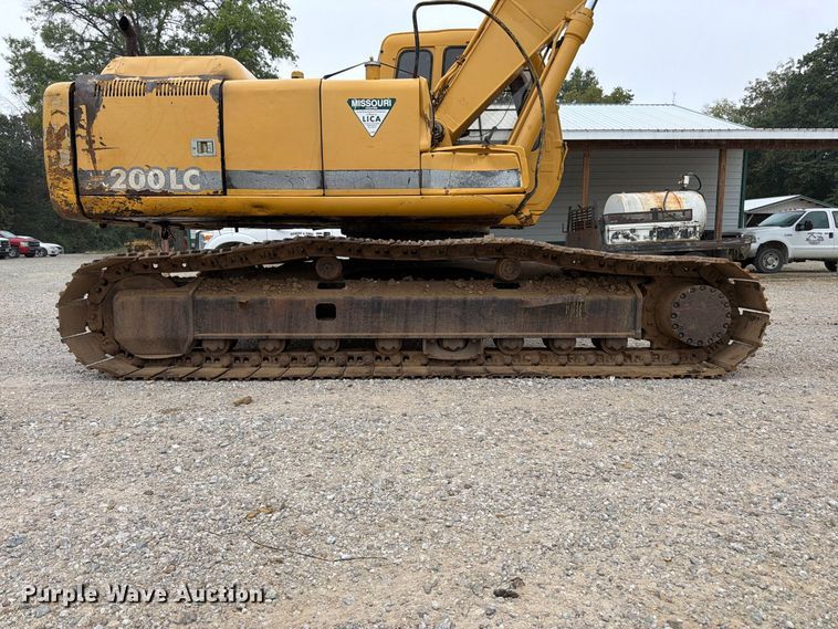 image for item FK3476 2000 John Deere 200LC excavator