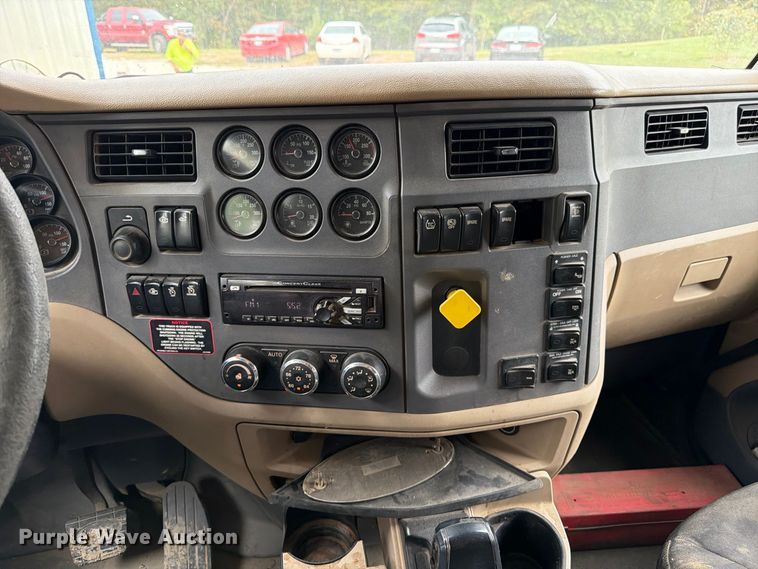 image for item FK3482 2017 Peterbilt 567 