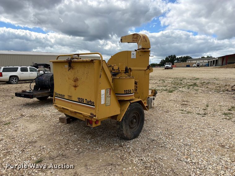 image for item FK3488 1992 Vermeer 1250BC wood chipper