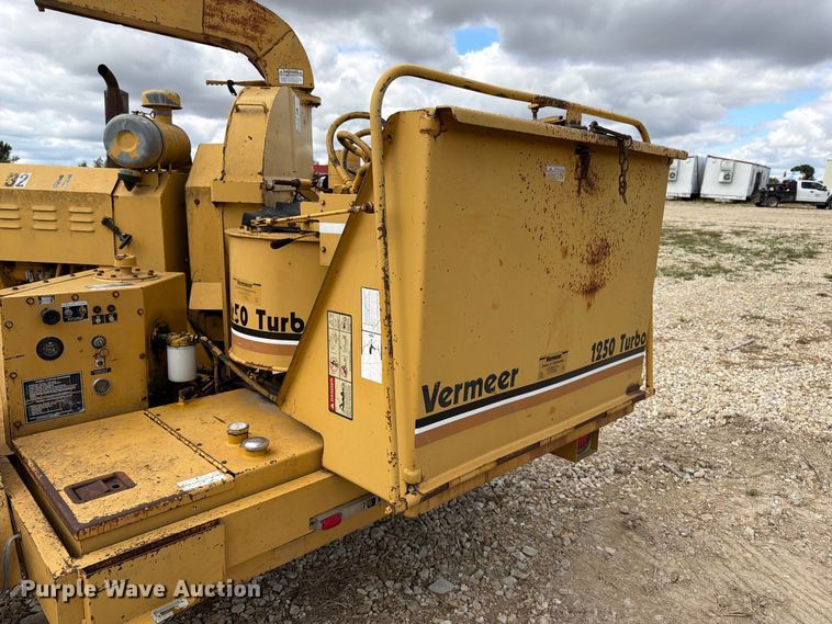 image for item FK3488 1992 Vermeer 1250BC wood chipper