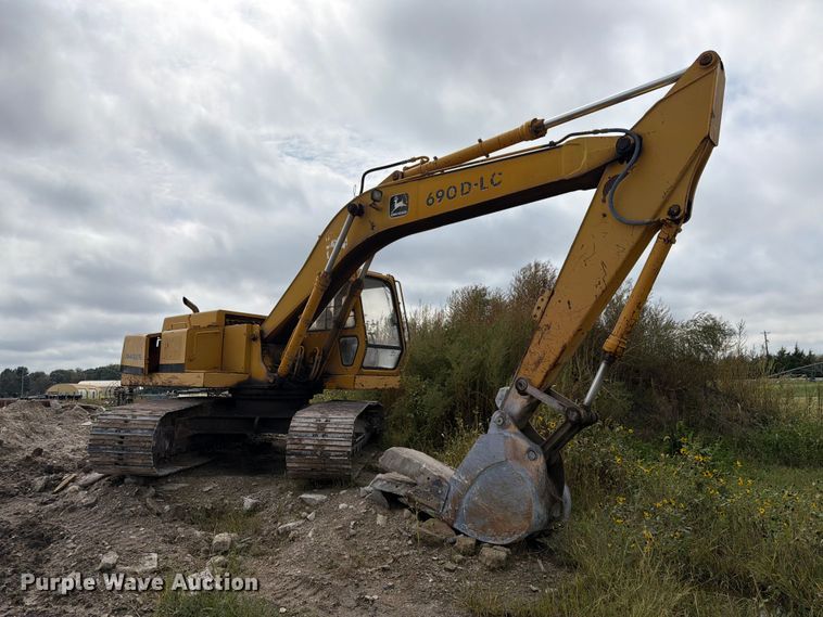 1990 John Deere 690D-LC excavator