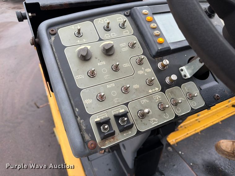image for item FK3811 2011 Caterpillar AP655D paver