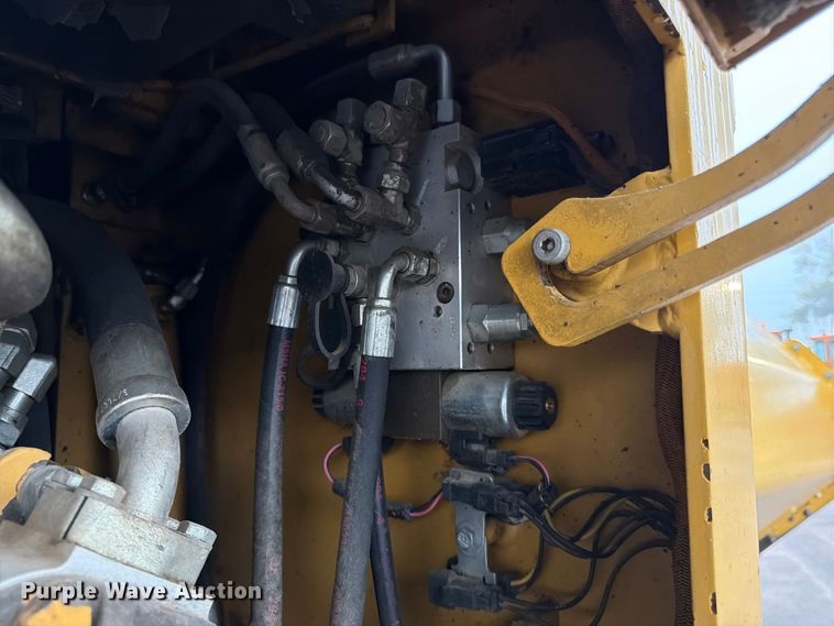 image for item FK3811 2011 Caterpillar AP655D paver