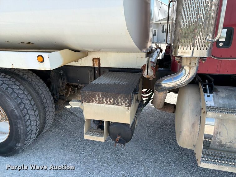 image for item FK4152 2006 Peterbilt 378 water truck