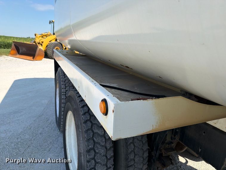 image for item FK4152 2006 Peterbilt 378 water truck