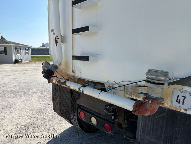 image for item FK4152 2006 Peterbilt 378 water truck