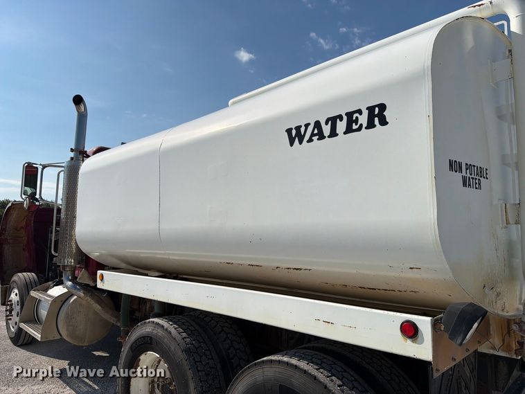 image for item FK4152 2006 Peterbilt 378 water truck