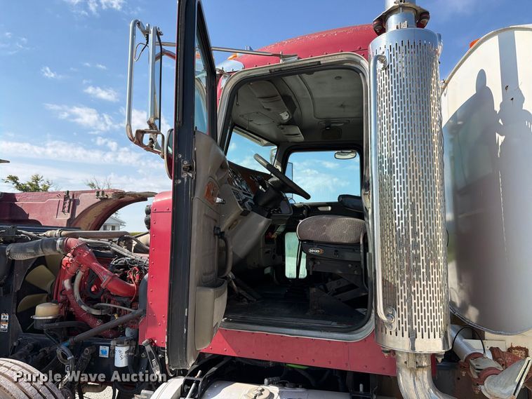 image for item FK4152 2006 Peterbilt 378 water truck