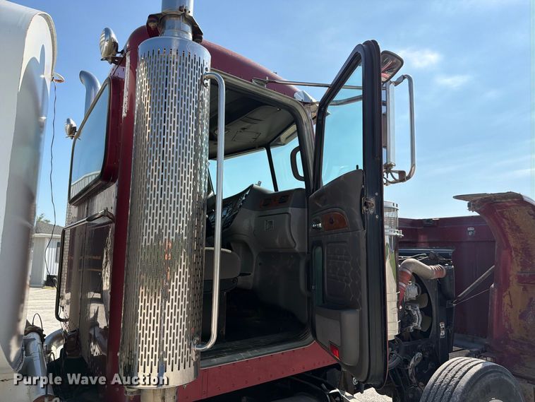image for item FK4152 2006 Peterbilt 378 water truck