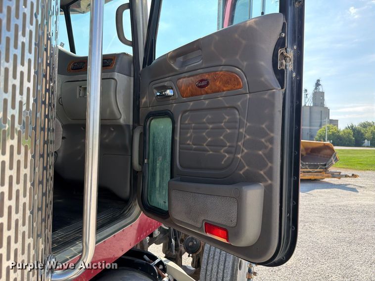 image for item FK4152 2006 Peterbilt 378 water truck