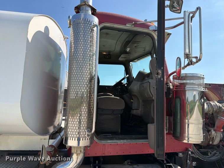 image for item FK4152 2006 Peterbilt 378 water truck