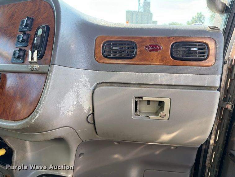 image for item FK4152 2006 Peterbilt 378 water truck