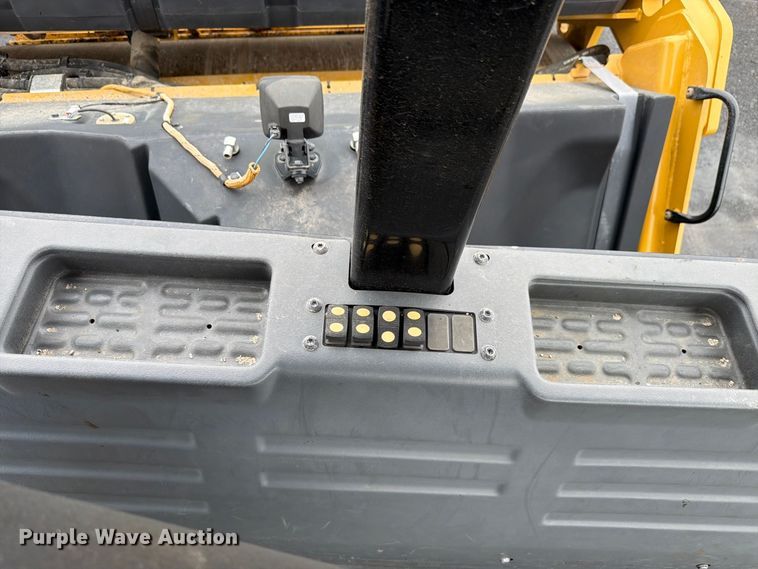 image for item FK4178 2021 Caterpillar CB13 double drum vibratory roller