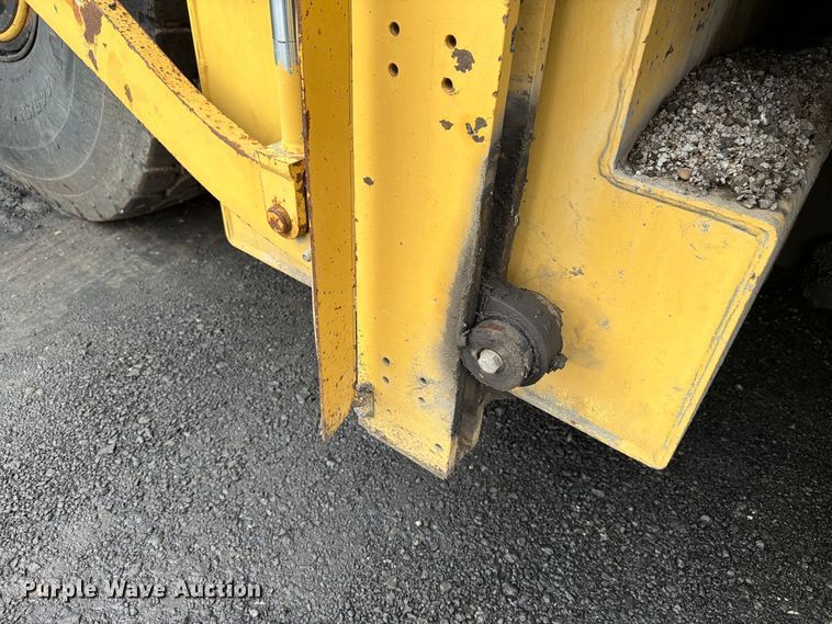 image for item FK4180 2006 Caterpillar AP1000D paver