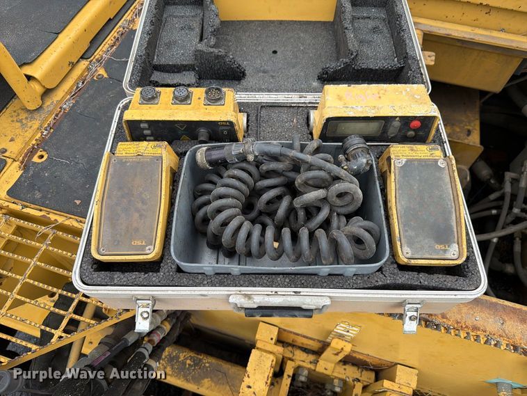 image for item FK4180 2006 Caterpillar AP1000D paver