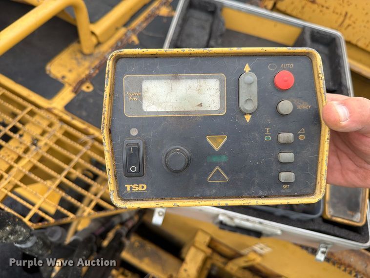 image for item FK4180 2006 Caterpillar AP1000D paver