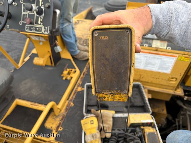 image for item FK4180 2006 Caterpillar AP1000D paver
