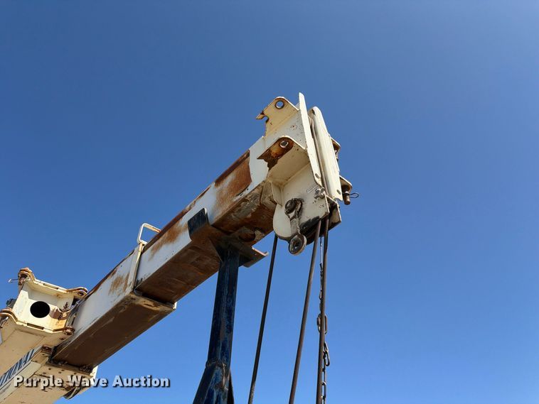 image for item FK4633 1996 International Navistar F-2574 crane truck