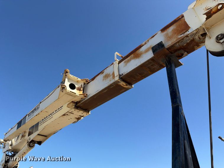 image for item FK4633 1996 International Navistar F-2574 crane truck