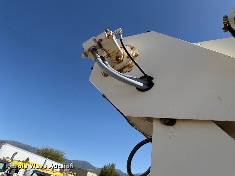 image for item FK4633 1996 International Navistar F-2574 crane truck