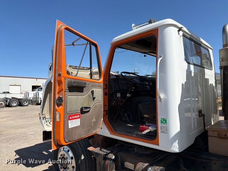 image for item FK4633 1996 International Navistar F-2574 crane truck