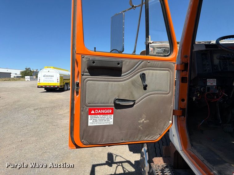 image for item FK4633 1996 International Navistar F-2574 crane truck