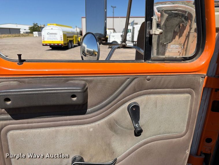 image for item FK4633 1996 International Navistar F-2574 crane truck
