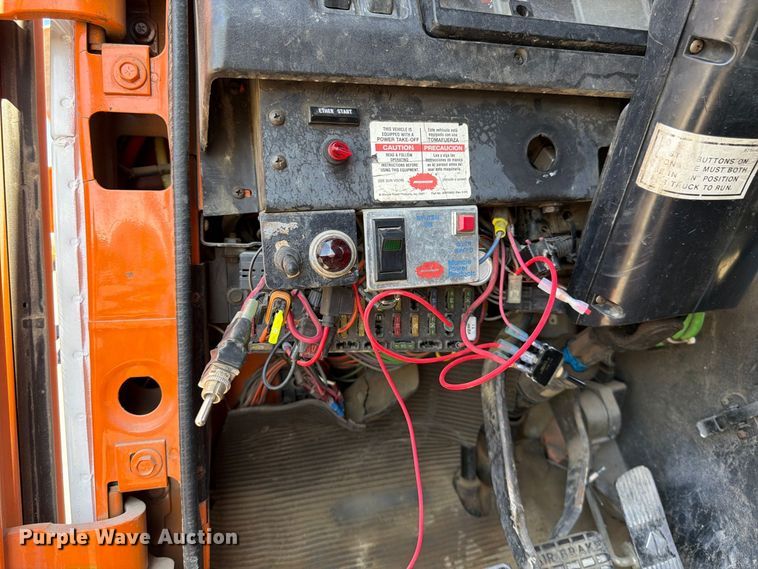 image for item FK4633 1996 International Navistar F-2574 crane truck