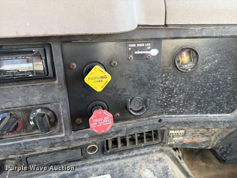 image for item FK4633 1996 International Navistar F-2574 crane truck