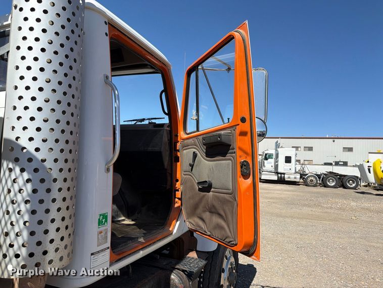 image for item FK4633 1996 International Navistar F-2574 crane truck