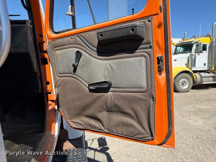 image for item FK4633 1996 International Navistar F-2574 crane truck