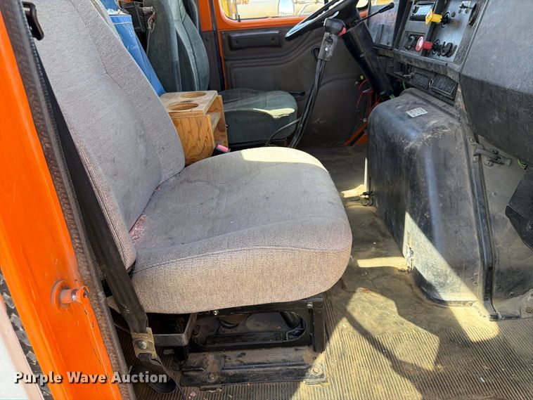 image for item FK4633 1996 International Navistar F-2574 crane truck
