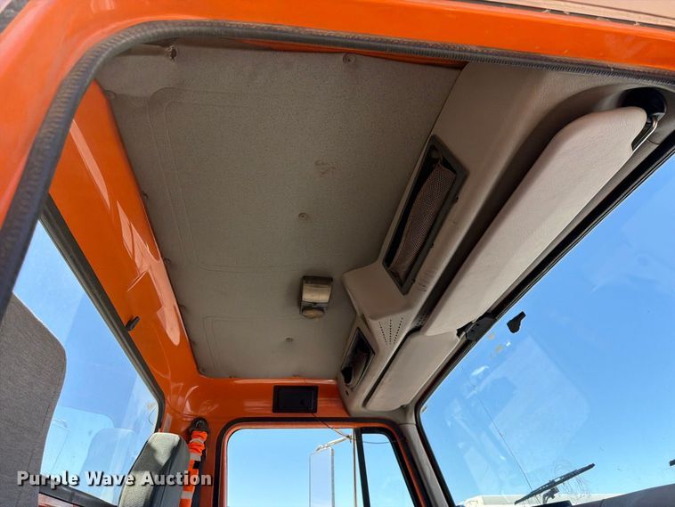 image for item FK4633 1996 International Navistar F-2574 crane truck