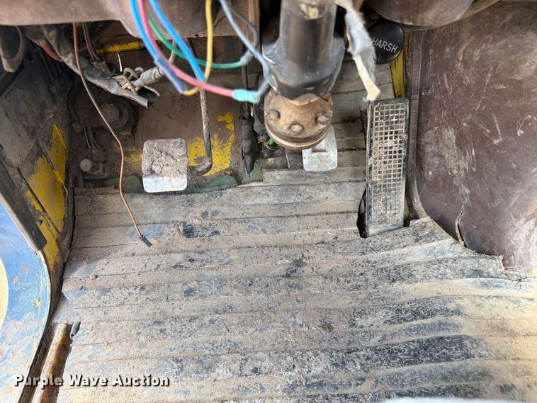 image for item FM7635 1975 Ford 9000 tank truck