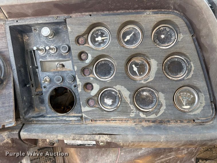 image for item FM7635 1975 Ford 9000 tank truck