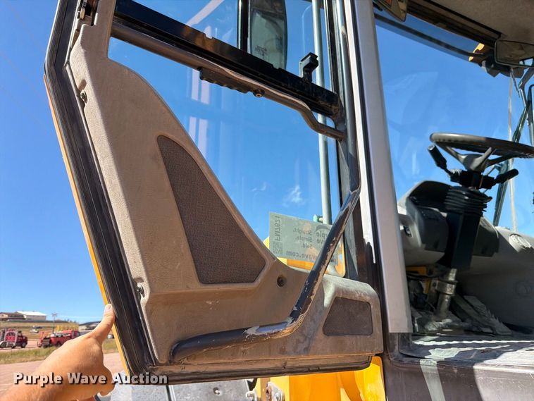 image for item FM7671 2010 Volvo L70F wheel loader