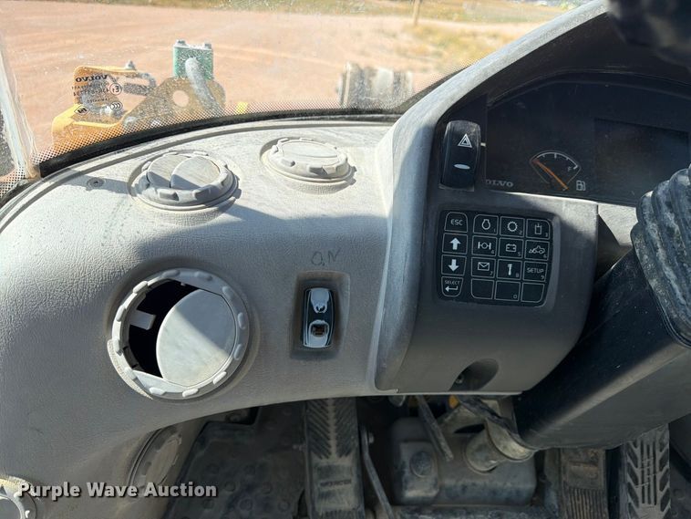 image for item FM7671 2010 Volvo L70F wheel loader