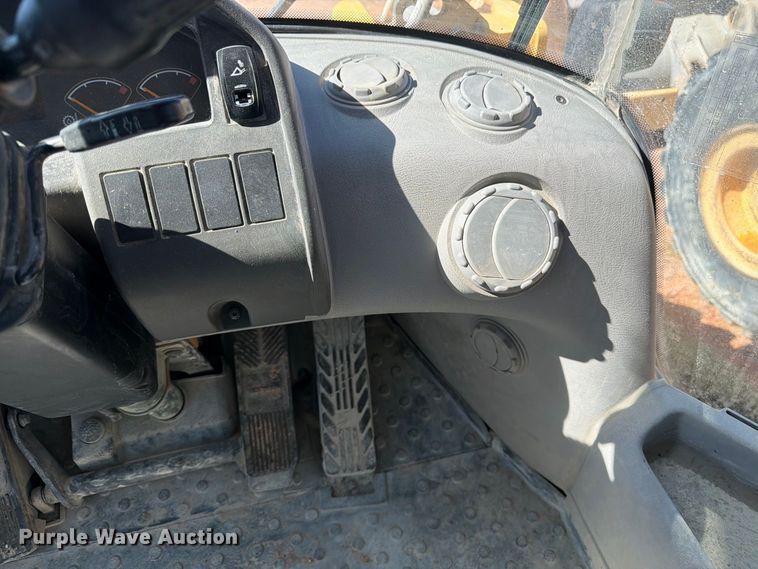 image for item FM7671 2010 Volvo L70F wheel loader