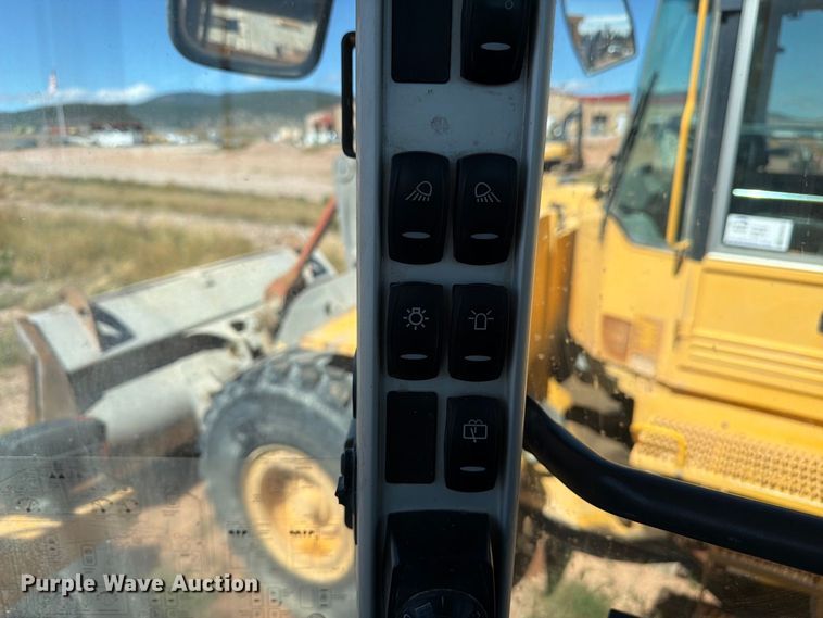 image for item FM7671 2010 Volvo L70F wheel loader