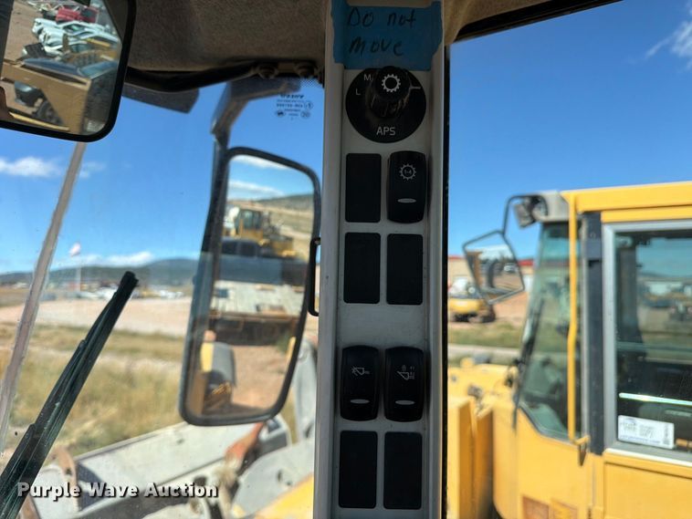 image for item FM7671 2010 Volvo L70F wheel loader