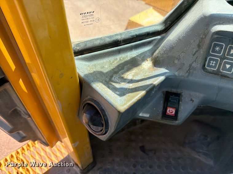 image for item FM7672 Volvo L120C wheel loader