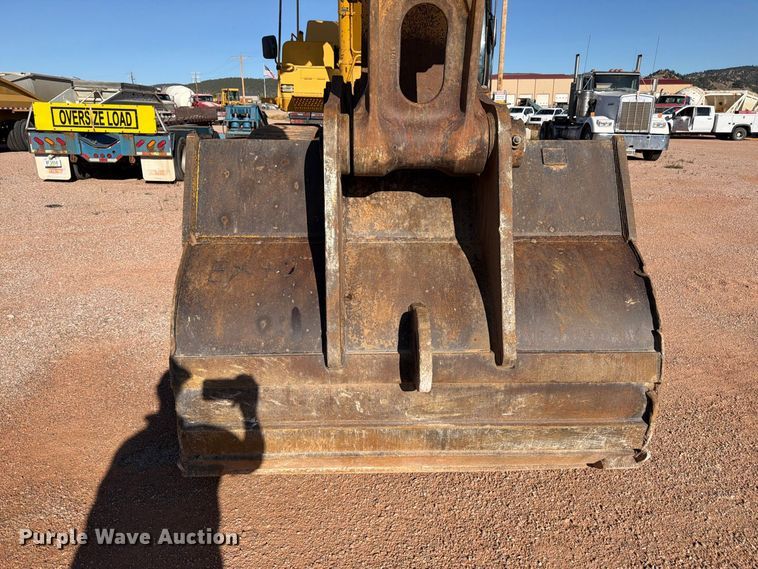 image for item FM7681 2005 John Deere 450C LC excavator
