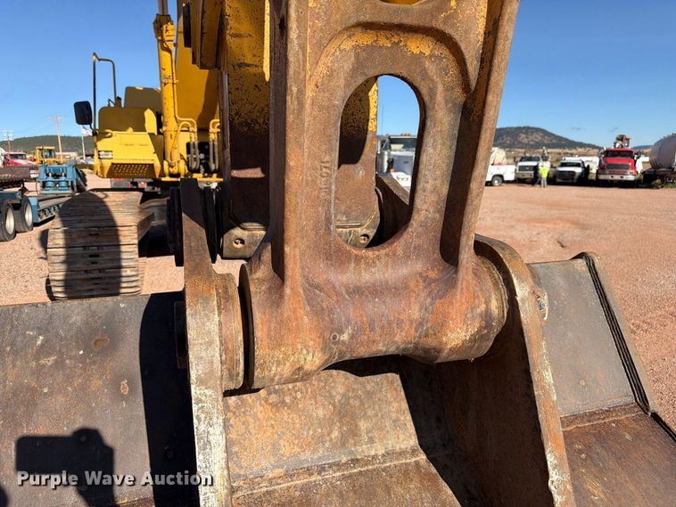 image for item FM7681 2005 John Deere 450C LC excavator