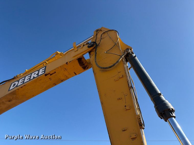 image for item FM7681 2005 John Deere 450C LC excavator