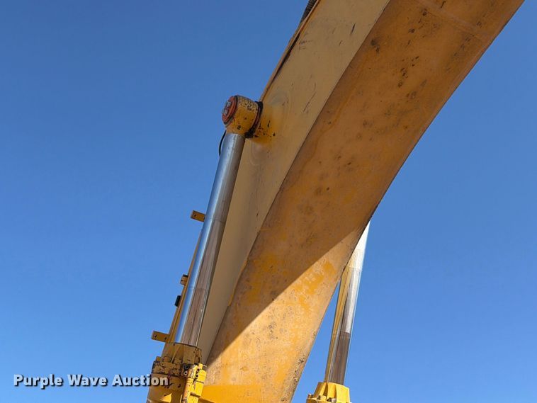 image for item FM7681 2005 John Deere 450C LC excavator