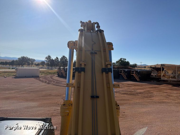 image for item FM7681 2005 John Deere 450C LC excavator